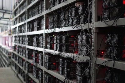 Modern mining farm setup in Singapore with advanced cooling solutions